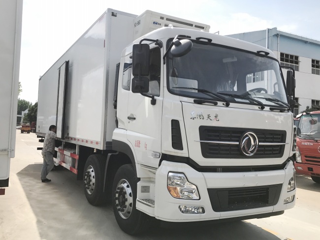 (厢长9.4米)东风天龙小三轴冷藏车