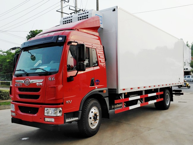 (厢长7.4米)解放龙V单桥冷藏车