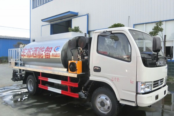 沥青洒布车