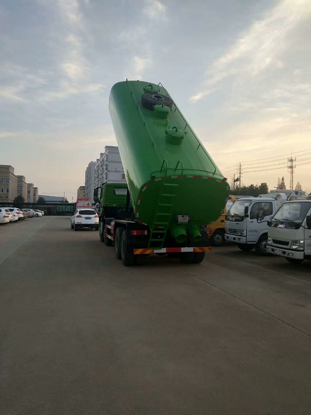 重汽污泥自卸运输车(24方)