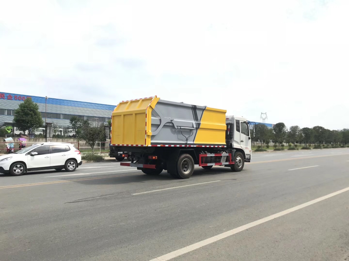 国六·东风天锦【15方】对接垃圾车
