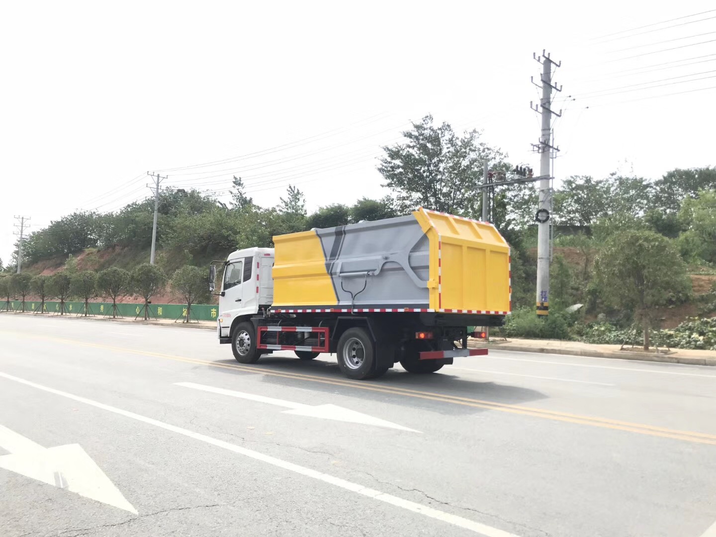 国六·东风天锦【15方】对接垃圾车